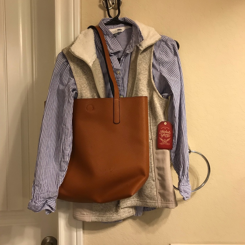 Cream/oatmeal vest with pockets and faux fur